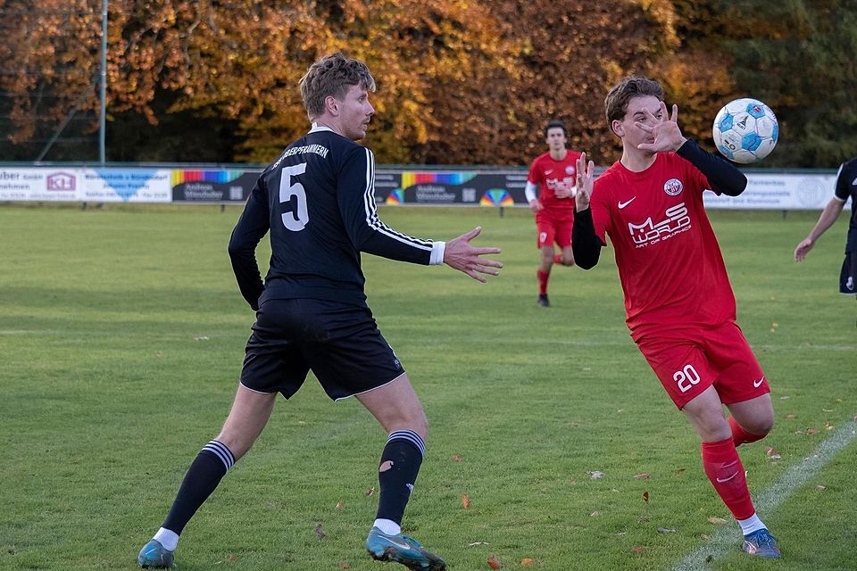 Nur gucken, nicht anfassen: Pframmerns (schwarz) Anton Tristl und Baldhams Paul Vitzthum würden gerne.