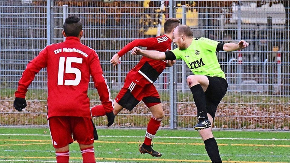 In der Nachspielzeit erzielte Andre Peters (rechts) den viel umjubelten Siegtreffer für die Sportfreunde Stuttgart. Foto: Günter Bergmann