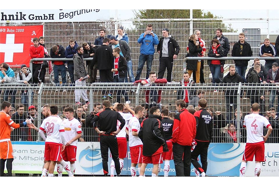 Erstes Krisengespräch der Saison: Die Jahn-Spieler stehen nach dem Spiel in Aschaffenburg den wütenden Fans Rede und Antwort.  Foto: Gatzka