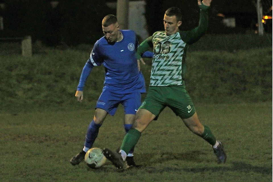 Der VfL Gundersheim um Tim Renz (grünes Trikot) und Doppelpacker Pascal Sadurski liefern sich ein packendes Duell.