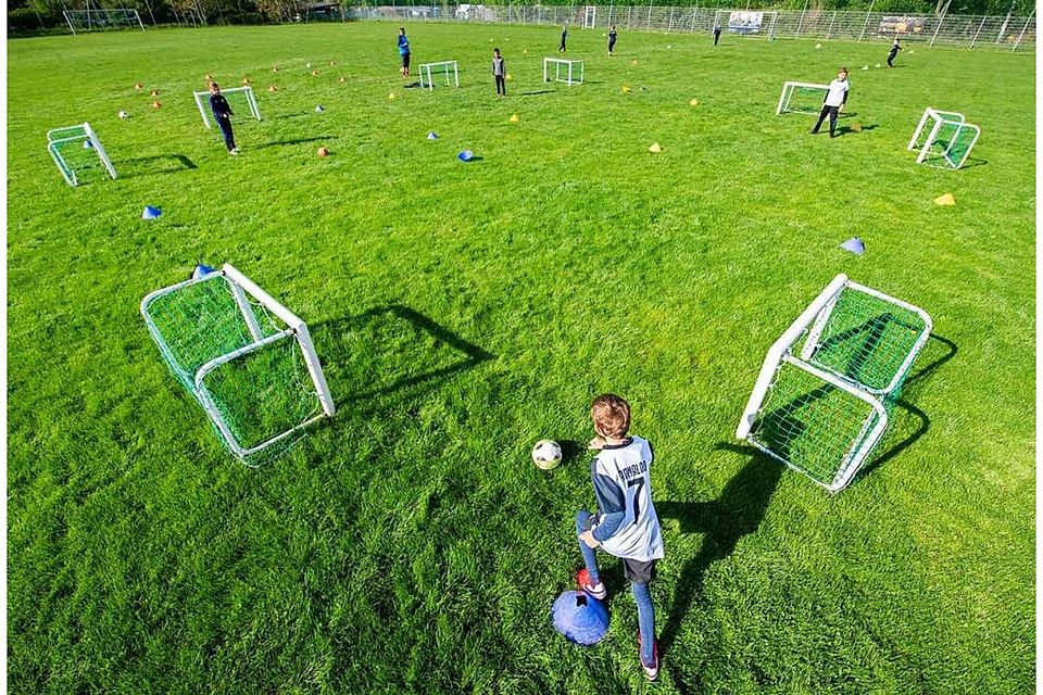 Luftig soll es sein: „Fußballtypisches Training“ ist möglich, aber auf „Übungsformen mit längerem, engem Kontakt“ soll noch verzichtet werden  | Foto: Robert Michael (dpa)
