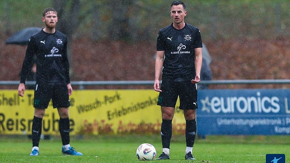 Maximilian Lüftl (re.) spielt in der Kaderplanung des FC Schalke 04 künftig eine zentrale Rolle 