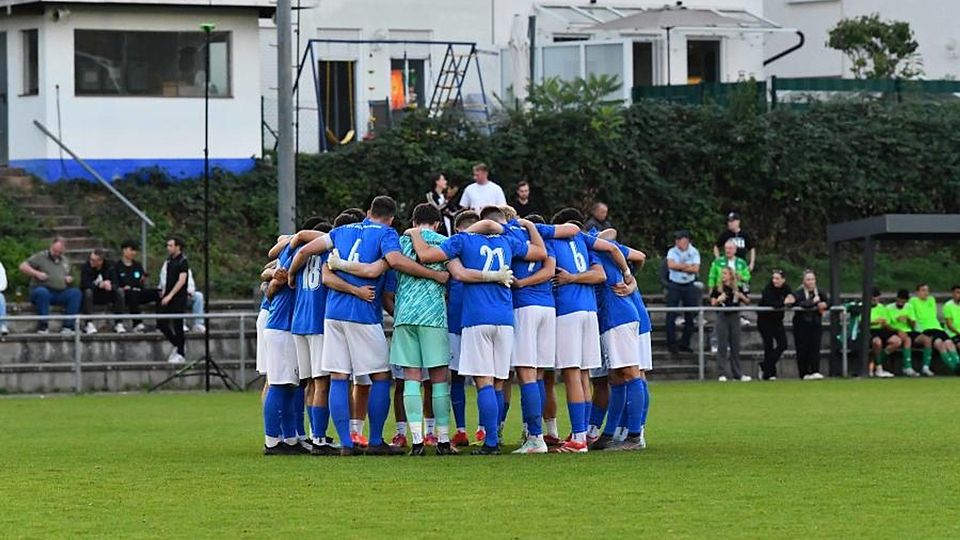 Zusammenhalt im Wiesgartenstadion: Die Spieler des TSV Mommenheim freuen sich aufs Derby gegen den TSV Zornheim.	Foto: Kristina Schäfer