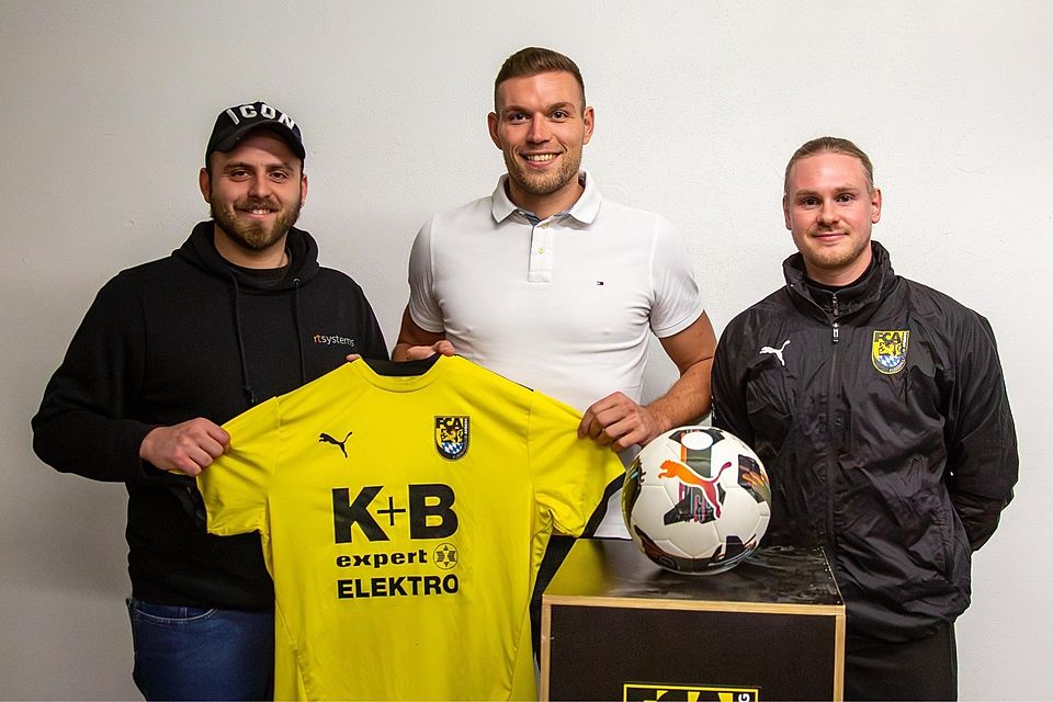 Sportlicher Leiter Roman Reinhardt (links) und Teammanager Manuel Donhauser (rechts) heißen Neuzugang Marco Seifert beim FC Amberg willkommen.