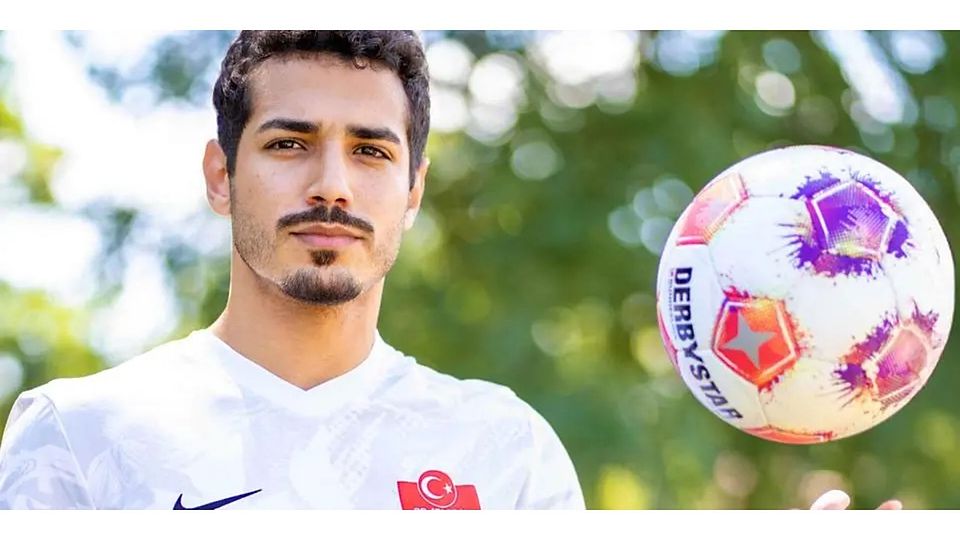 Am liebsten mit Ball unterwegs: Stürmer Amine Rhaissi von Fußball-Gruppenligist Türk Ata Spor Wetzlar, der auch am kommenden Sonntag gegen die SG Naunheim/Niedergirmes wieder treffen will. © Türk Ata Spor Wetzlar