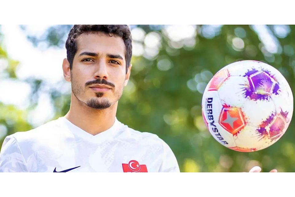 Am liebsten mit Ball unterwegs: Stürmer Amine Rhaissi von Fußball-Gruppenligist Türk Ata Spor Wetzlar, der auch am kommenden Sonntag gegen die SG Naunheim/Niedergirmes wieder treffen will. © Türk Ata Spor Wetzlar