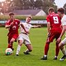 Im Fernduell um die Tabellenführung kämpfen heute Finsing (rote Trikots) und Walpertskirchen (weiße Trikots).