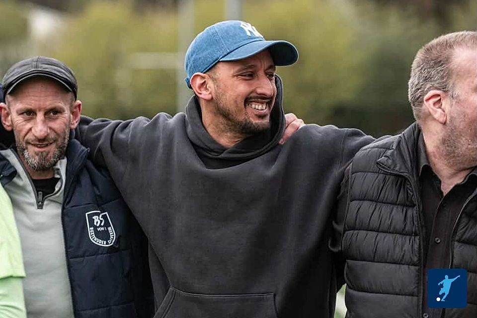 Mittendrin die Vereinslegende: Ex-Spieler und jetzt Trainer Salim Aichaoui.