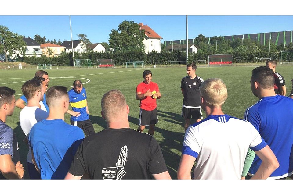 Die Rheinhessen Allstars lauschen ihrem Coach. Nelson Rodrigues erklärt seinen Matchplan gegen den 1. FSV Mainz 05: "Spaß haben und den Mut, sich zu zeigen."  
