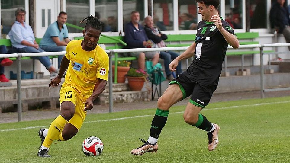 Waldalgesheims Neuzugang Eugene Dennis (links) zeigte zum Saisonauftakt gegen Engers als rechter Außenverteidiger ein ordentliches Debüt im Alemannia-Trikot.	Foto: Edgar Daudistel