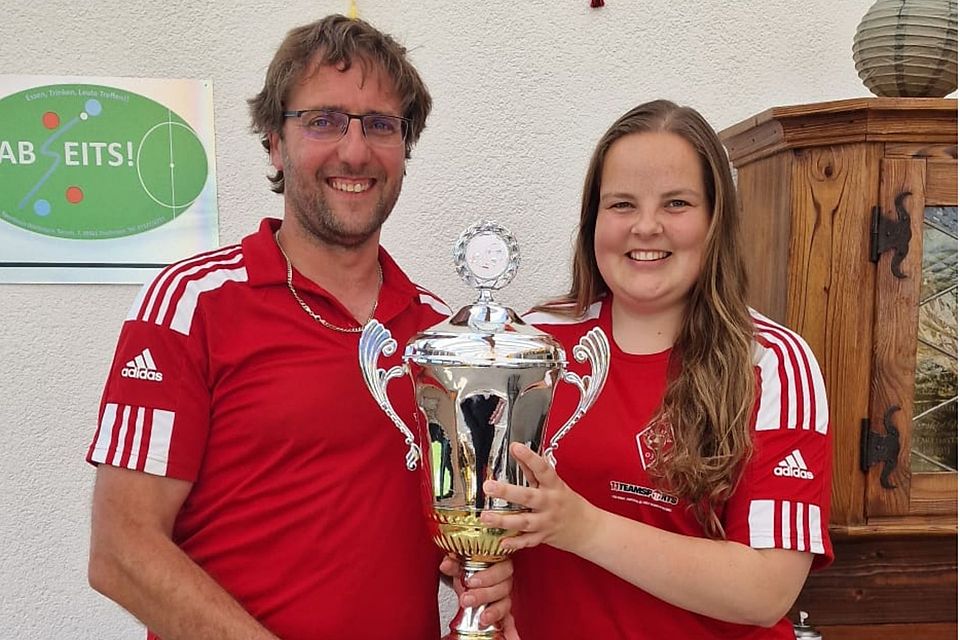 „Den nehmen wir wieder mit“, prophezeit Trainer Markus Voitl. Angeführt von Kapitänin Nina Schwarz (rechts) wollen die Härtsfelderinnen das Bezirkspokal-Finale gewinnen. „Den nehmen wir wieder mit“, prophezeit Trainer Markus Voitl. Angeführt von Kapitänin Nina Schwarz (rechts) wollen die Härtsfelderinnen das Bezirkspokal-Finale gewinnen.