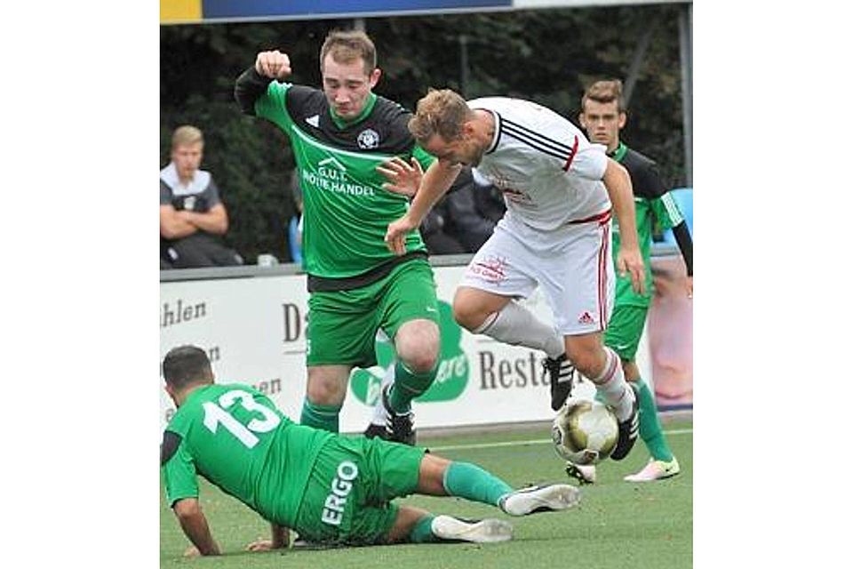 Die Braker Bezirksliga-Fußballer (in Weiß)  haben die nächste Hürde locker übersprungen. Sie besiegten den VfL Oldenburg II daheim  mit 8:0. Felix Grossmann
