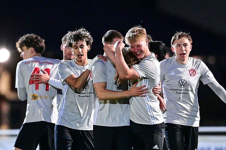 Der TSV 1860 Rosenheim feiert in der letzten Sekunde den Aufstieg in die Bayernliga.