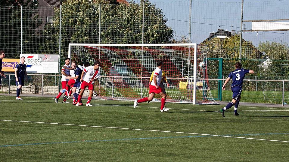 Teilzeitsieg: Türk Spor Bad Schwalbach (rot-weiße Trikots)  schoss in der ersten Hälfte fünf Tore, danach gab Presbergs Team mangels Masse vorzeitig auf. Archivfoto: Niels Burock