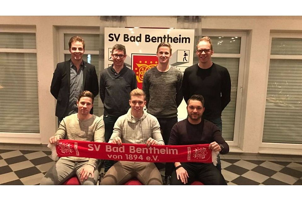Drei Kicker erweitern ab Sommer den Kader vom SV Bad Bentheim. Mirco Husmann,, Simon Kotte und Thomas Töpker (sitzend von links).
