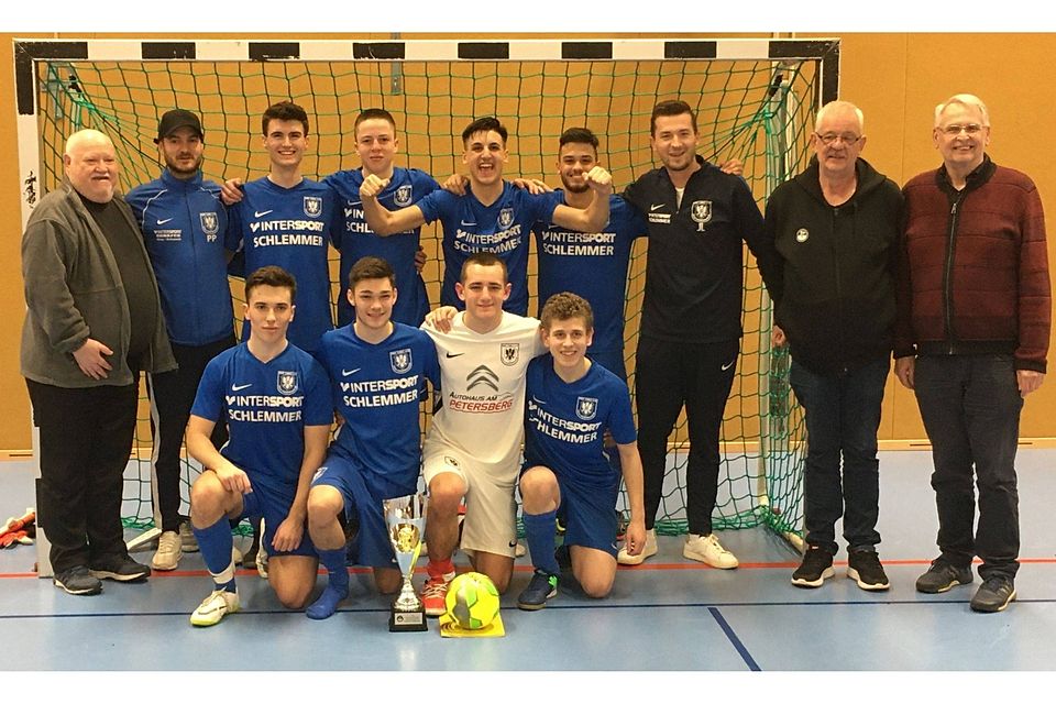 Die A-Junioren des TSV Gau-Odernheim freuen sich über den Gewinn der SWFV-Hallenmeisterschaft.