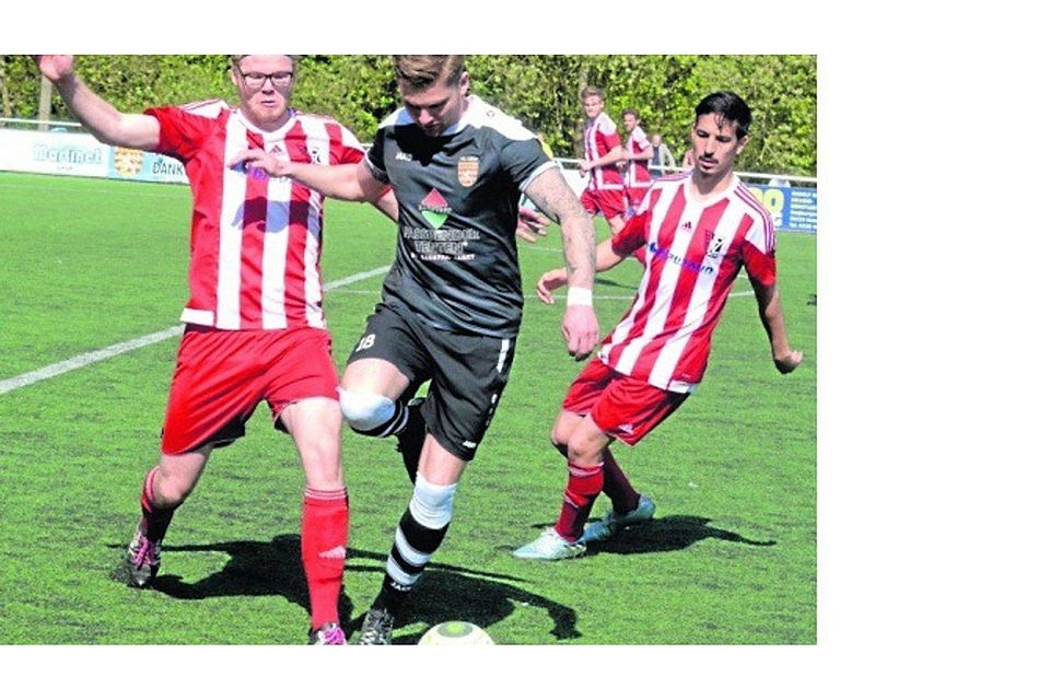 Einen Schritt schneller: Alfters Patrick Dietz (Mitte) setzt sich gegen den Rheinbacher David Neubauer-Fischer durch. FOTO: MÜLLER