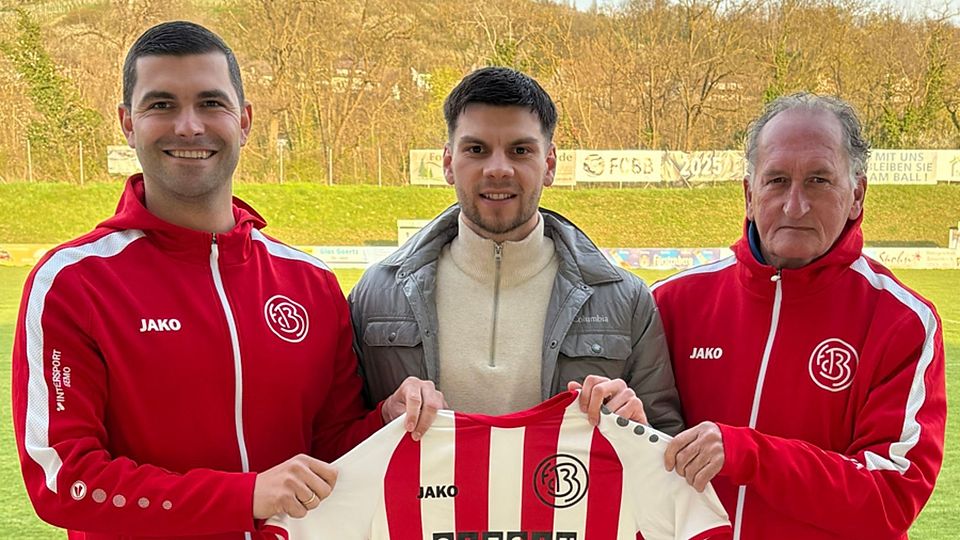 Von links: Sportchef Kai Schillinger, Neuzugang Daniels Ontuzans und Robert Riede aus dem Trainerteam | Foto: Julian Sauer