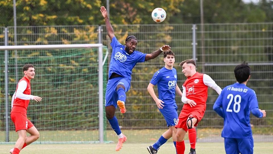 Der FV Biebrich 02 um Derrick Amoako (beim Kopfball) hatte das Hinspiel gegen RW Hadamar 4:0 gewonnen, zog nun aber im Rückspiel unglücklich mit 0:1 den Kürzeren. Jetzt geht es gegen Okriftel.	
