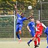 Der FV Biebrich 02 um Derrick Amoako (beim Kopfball) hatte das Hinspiel gegen RW Hadamar 4:0 gewonnen, zog nun aber im Rückspiel unglücklich mit 0:1 den Kürzeren. Jetzt geht es gegen Okriftel.	