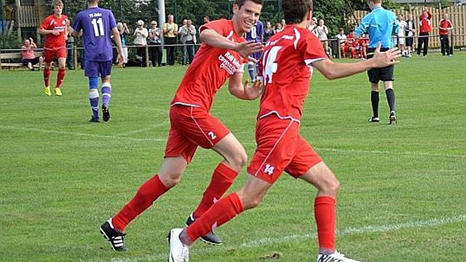 Torschützen unter sich: Lennart Flege (Nummer 2) und Benjamin Bohrer (Nummer 14) erzielten gegen Jahn Delmenhorst zusammen fünf Treffer und hatten damit großen Anteil am klaren 7:0-Auswärtssieg des VfL Wildeshausen.   Bild: Guido Finke