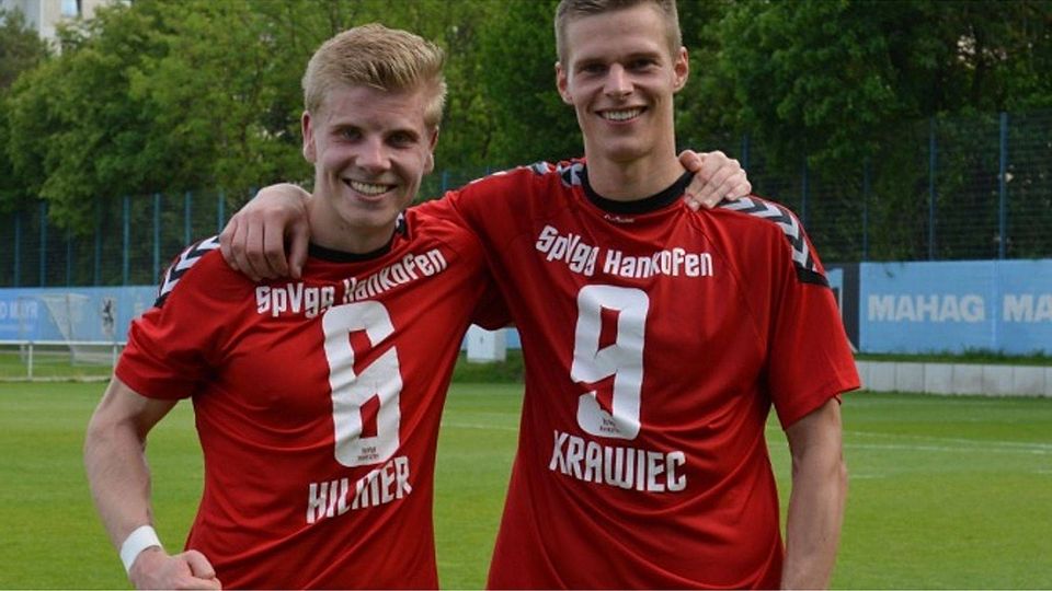 Großer Erfolg: Philipp Hilmer (li.) feierte im Mai zusammen mit Mateusz Krawiec Hankofens Klassenerhalt in der Bayernliga Süd. Ein halbes Jahr später schließt sich Hilmer dem SV Donaustauf an. F: Hofer
