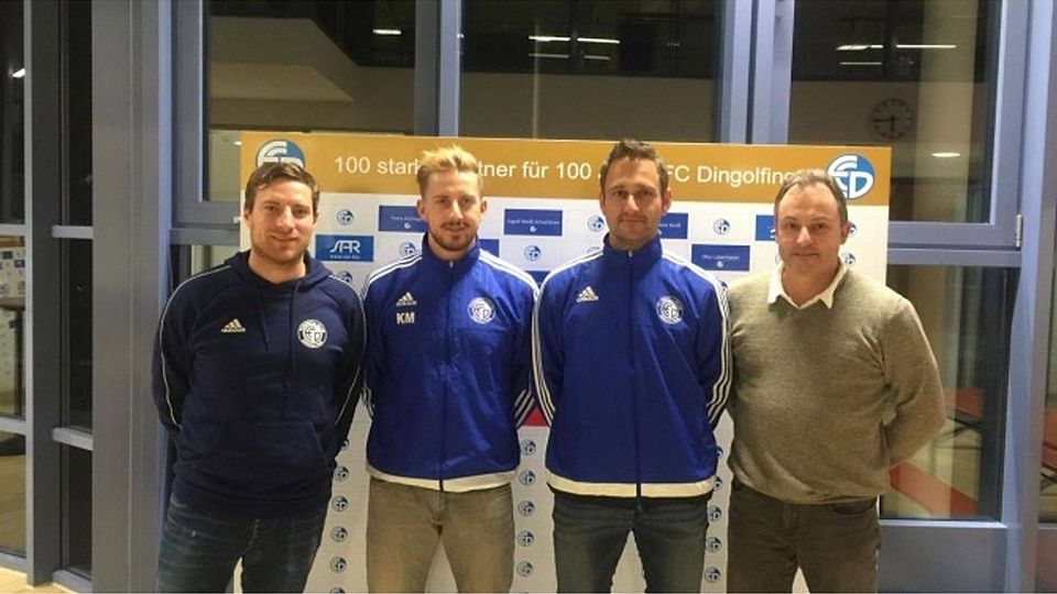Freuen sich auf die weitere Zusammenarbeit (von links): Teammanager Manuel Wimmer, Marco Kenneder, Holger Götz und Sportlicher Leiter Konrad Johann. F: FC Dingolfing