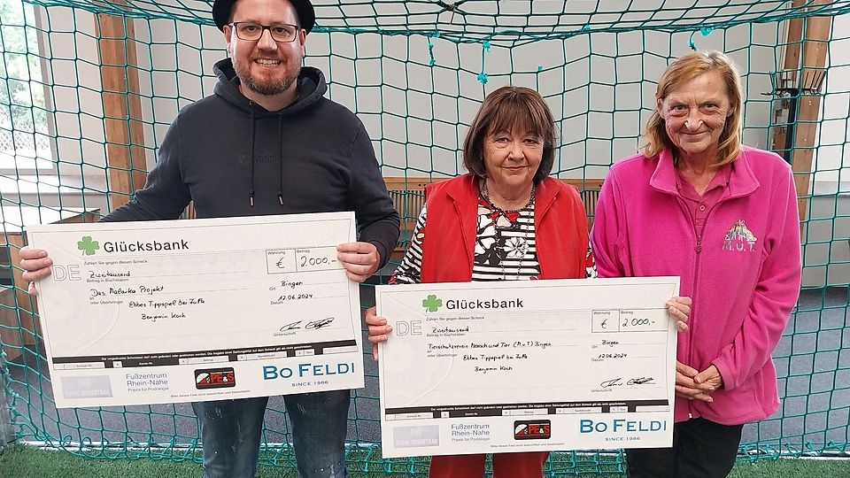 Gewinner Benjamin Koch (v.l.) mit den Spendenempfängerinnen Monika Göttler und Petra Cataldi.