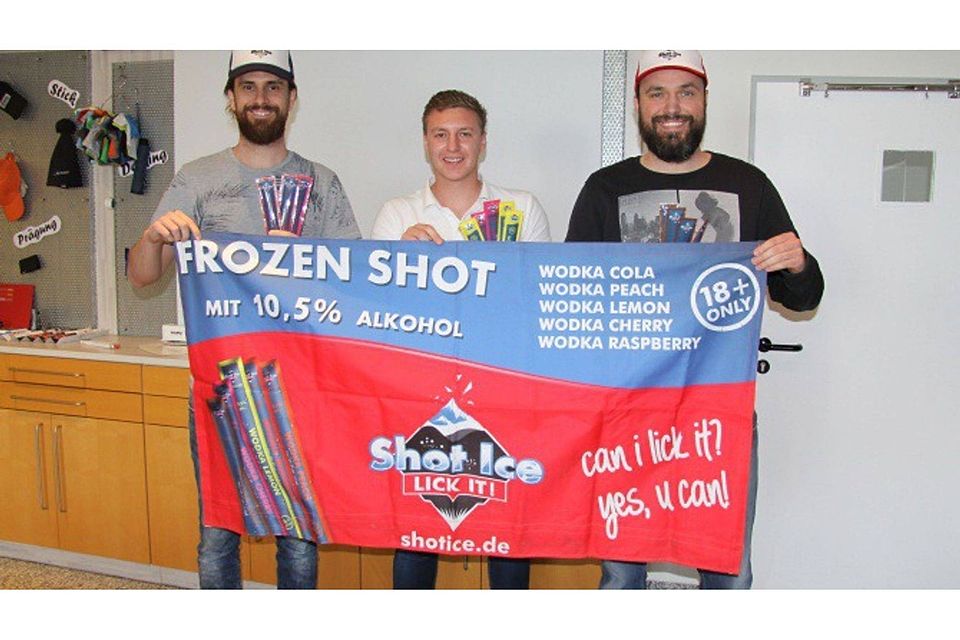 Simon Schulze Sutthoff (Shot Ice), Nicolas Heck (Beyond Sports) und Rusmir Havic (Shot Ice) nach der Vertragsunterzeichnung