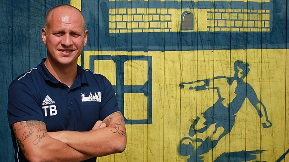  Thomas Boldt vor dem Vereinswappen des FC Zons. Er hat sein Amt als Trainer der ersten Mannschaft des Klubs überraschend niedergelegt.