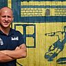  Thomas Boldt vor dem Vereinswappen des FC Zons. Er hat sein Amt als Trainer der ersten Mannschaft des Klubs überraschend niedergelegt.