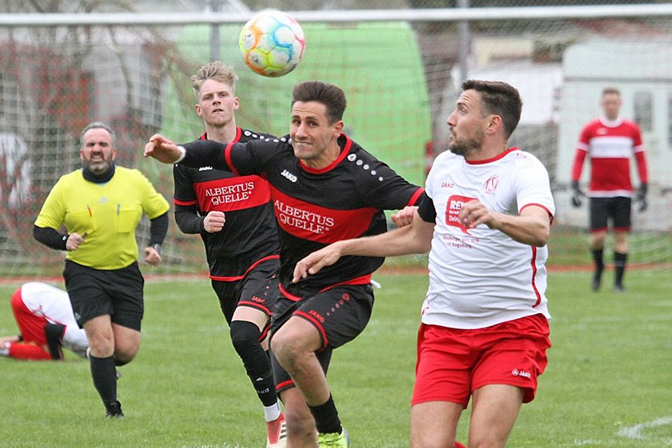 Gabriel Petrus (links) und der TSV Dasing unterlagen im Kellerduell beim TSV Firnhaberau.