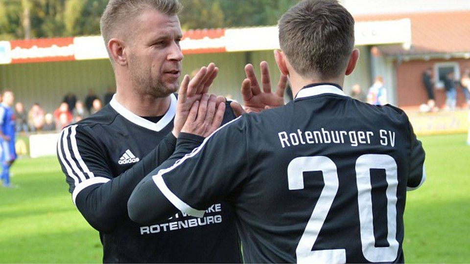 Endgültig ausgewechselt: Patrick Hiob (links) wird unter Trainer Andre Schmitz kein weiteres Spiel mehr für die Rotenburger Landesliga-Mannschaft bestreiten. F: Budde