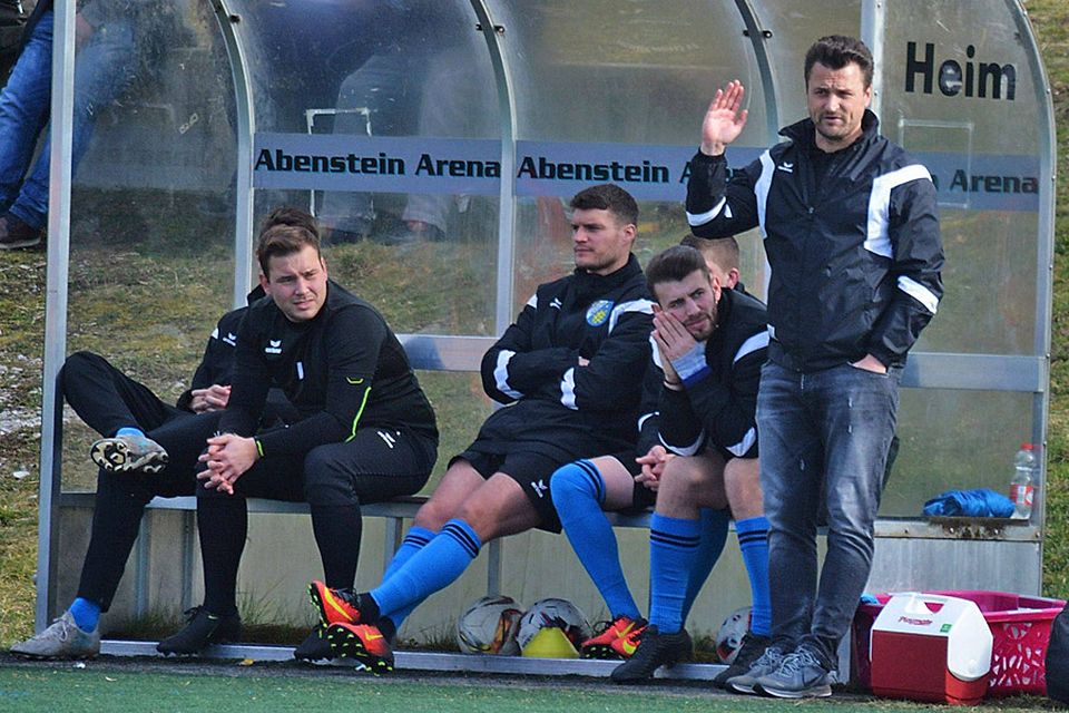 Eine derbe Klatsche musste der SV Cosmos Aystetten (von links Thomas Hanselka, Xhevalin Berisha und Trainer Marco Löring) in Thalhofen hinnehmen.