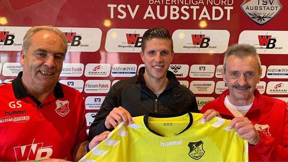 André Koob (mi.) steht ab der kommenden Saison für den TSV Aubstadt zwischen den Pfosten. Mit ihm freuen sich der Sportliche Leiter Günter Schirling (li.) und der erste Vorsitzende Herbert Köhler.. F.:TSV Aubstadt