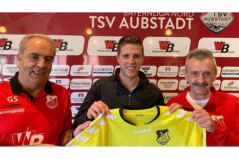 André Koob (mi.) steht ab der kommenden Saison für den TSV Aubstadt zwischen den Pfosten. Mit ihm freuen sich der Sportliche Leiter Günter Schirling (li.) und der erste Vorsitzende Herbert Köhler.. F.:TSV Aubstadt