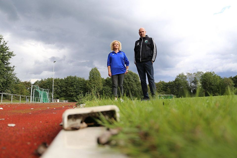 Xenia Köstergarten, Vorstandsmitglied JFV Staleke, und Julian Berndt (FC Hagen/Uthlede), setzen sich für einen Kunstrasenplatz in Hagen ein.Außerdem muss die Sprintbahn mit der kaputten Regenrinne saniert werden. Gehrke