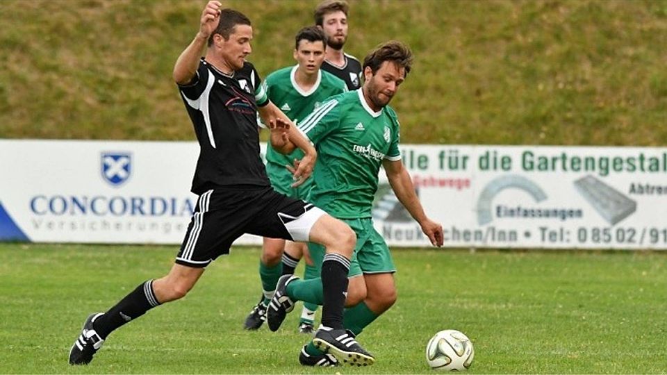 Die DJK Haselbach um Neu-Spielertrainer Florian Braumandl (vorne rechts) bläst zur Attacke in der A-Klasse Passau F: Kirchmayr
