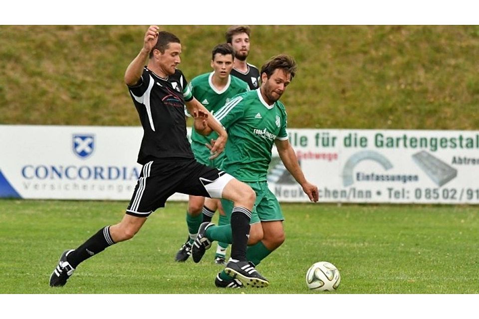 Die DJK Haselbach um Neu-Spielertrainer Florian Braumandl (vorne rechts) bläst zur Attacke in der A-Klasse Passau F: Kirchmayr