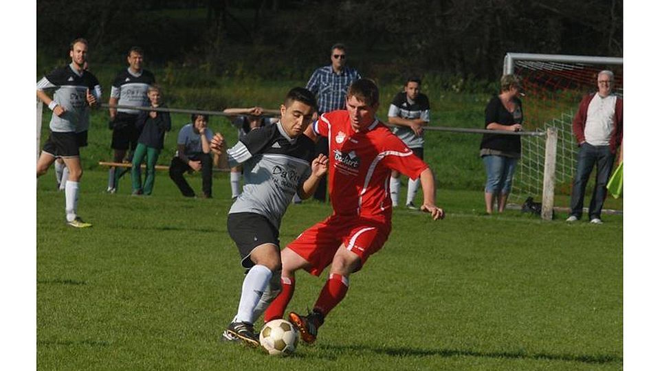 Armin Käbel (rechts, Ehringshausen im Zweikampf mit dem NiederOfleidener Tufun Topcu.  Foto: Niebergall