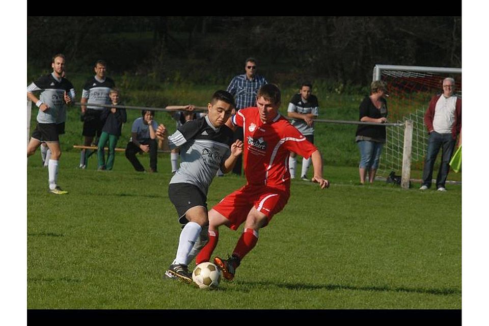 Armin Käbel (rechts, Ehringshausen im Zweikampf mit dem NiederOfleidener Tufun Topcu.  Foto: Niebergall