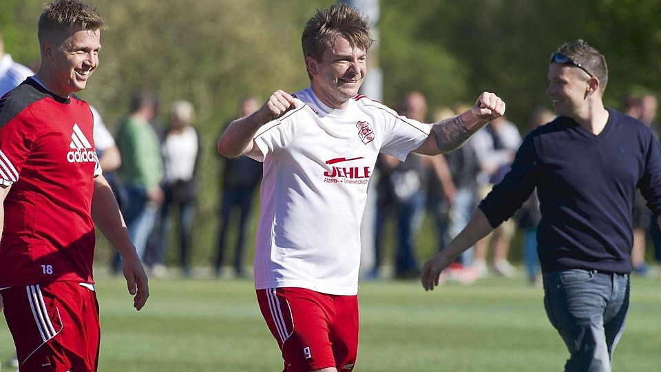 Hat allen Grund zur Freude über den 2:1-Sieg gegen den schärfsten Konkurrenten: Klufterns Spielertrainer Ingo Backert (Mitte). Foto: Günter Kram