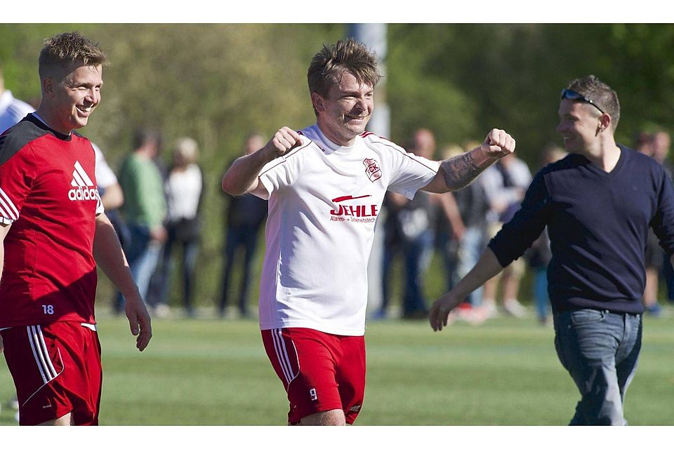 Hat allen Grund zur Freude über den 2:1-Sieg gegen den schärfsten Konkurrenten: Klufterns Spielertrainer Ingo Backert (Mitte). Foto: Günter Kram