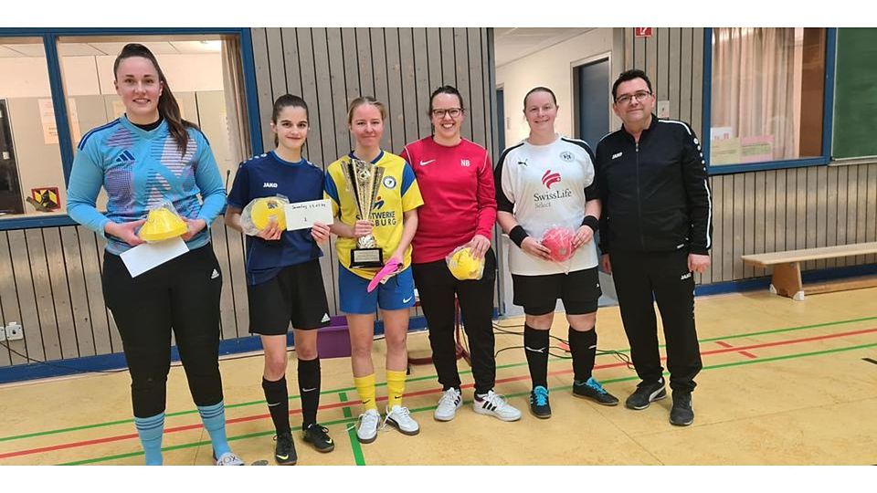 Mitorganisator Paulo Santos zeichnet Svenja Schmidt (l.) vom SC Münchholzhausen/Dutenhofen als beste Torfrau des Turniers in Niedergirmes aus; daneben (v.l.) Antonia Hoffmann (BG Marburg II), Lena Bauer (BG Marburg I), Nadine Birk (TuS Naunheim) und Jennifer Schneider (SV Hermannstein). © Paulo Santos