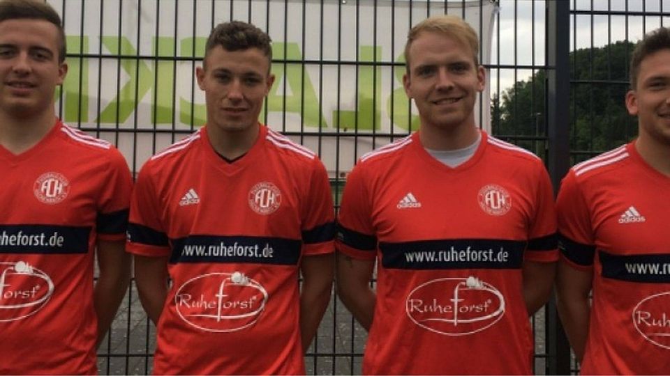Andre Nowak ist nach Andreas Spies, Sebastian Spelz und Lukas Knüppel (v.l.) ein weiterer Neuzugang beim FC Hilchenbach. Foto: Verein