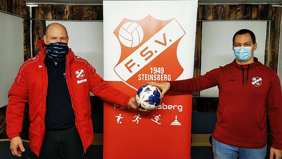 Corona-konform posieren Steinsbergs Trainer Claus Pirkenseer (l.) und Abteilungsleiter Jürger Zimmerer für die Kamera. Pirkenseer hat wie sein Co-Trainer Marc Hein bereits für die neue Saison zugesagt.