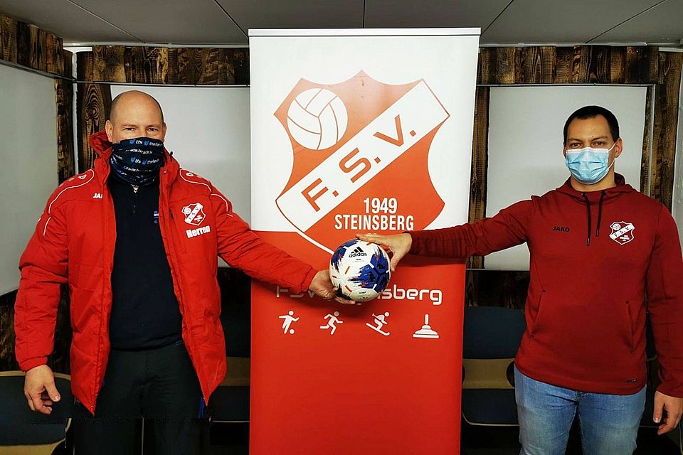 Corona-konform posieren Steinsbergs Trainer Claus Pirkenseer (l.) und Abteilungsleiter Jürger Zimmerer für die Kamera. Pirkenseer hat wie sein Co-Trainer Marc Hein bereits für die neue Saison zugesagt.