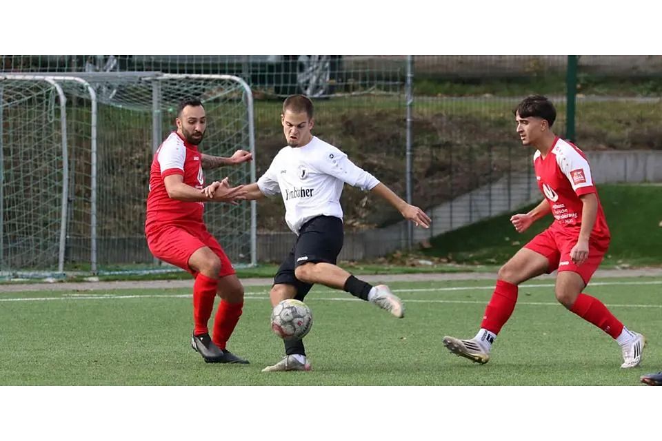 Adil Ibrovic (Mitte) nährte Weidenhausens, Hoffnung auf einen Heimsieg gegen Amöneburg (links Anil Ir) mit zwei Toren. In der zweiten Halbzeit ging aber auch der VL-Goalgetter leer aus. © Jens Schmidt
