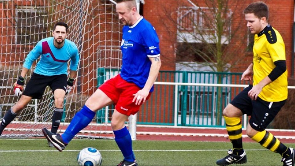 Typische Szene: Die SG Romrod/Zell um Mario Krämer (rechts) verliert einen Zweikampf deutlich. 	Foto: Beyer