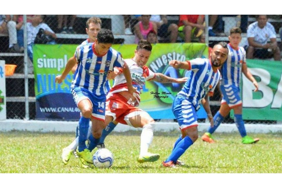 Marlon Orlando Escobar Rodas (rechts) spielt künftig in Wahrburg.         (F. Verein)